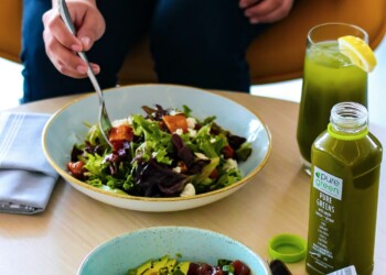 chi segue una dieta equilibrata, come quella mediterranea, riporta un benessere mentale superiore rispetto a chi consuma alimenti ultraprocessati