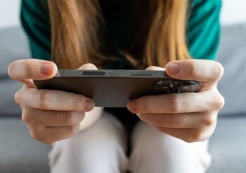 Stop allo smartphone sotto i 14 anni: la proposta raccoglie sempre più consensi