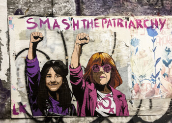 “SMASH THE PATRIARCHY”: la nuova opera di Laika contro la violenza sulle donne dedicata a Giulia Cecchettin e Gisele Pelicot