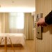 Il 65% dei viaggiatori sogna hotel più smart delle loro case: il futuro dell’ospitalità tra AI e personalizzazione