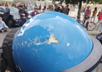 Cortei per Gaza, a Milano poliziotti difendono la città dai pacifisti picchiatori, decine feriti