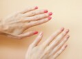 Manicure fai da te: come usare le unghie finte in modo sicuro e consapevole