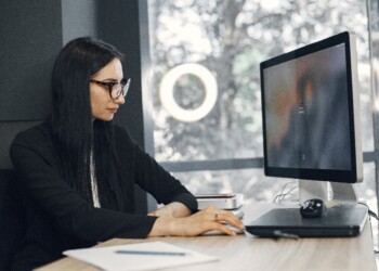 Come raccogliere informazioni aziendali in modo legale: strumenti e tecniche