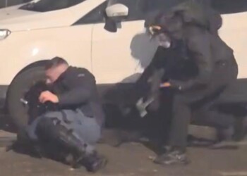 Torino, Fsp Polizia: “Un attacco allo Stato e all’incolumità pubblica, un poliziotto quasi ammazzato e 50 feriti. Per questi terroristi solo carcere”