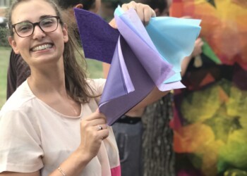 Giovane mamma colpita da aneurisma: gli amici creano un podcast per aiutarla a recuperare parole e memoria