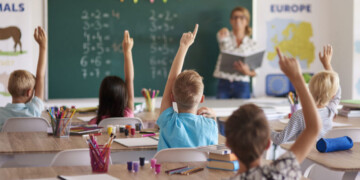 Dietro i numeri dell'autismo a scuola ci sono famiglie, studenti e insegnanti. Cosa ci dicono davvero gli ultimi dati ISTAT.