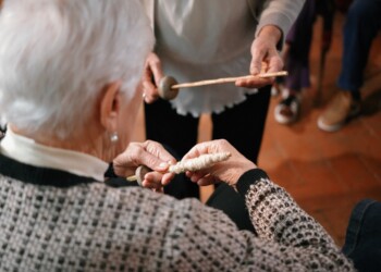 DALLE ATTIVITÀ ARTISTICHE ALLA VISITA DI MUSEI:  COME L’ARTE PUÒ APPORTARE BENESSERE  NELLA CURA DEI PAZIENTI AFFETTI DA ALZHEIMER   