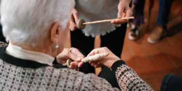 DALLE ATTIVITÀ ARTISTICHE ALLA VISITA DI MUSEI:  COME L’ARTE PUÒ APPORTARE BENESSERE  NELLA CURA DEI PAZIENTI AFFETTI DA ALZHEIMER   