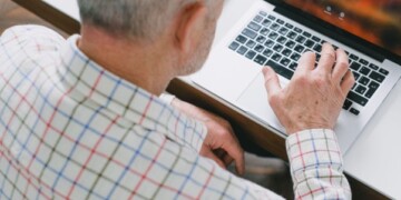 Nei piccoli comuni comprare online è una risorsa. Ma chi ne avrebbe più bisogno resta fuori