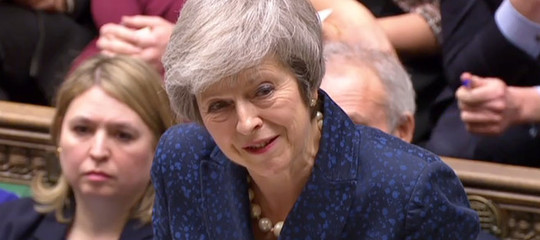 Evitare il no deal sulla Brexit e approvare accordo, dice Theresa May ai Comuni