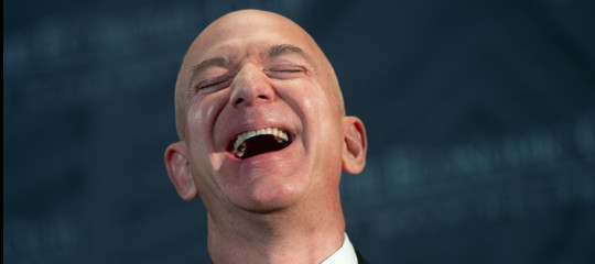 Come fa Amazon a fare 10,8 miliardi di dollari di profitti e pagare zero tasse