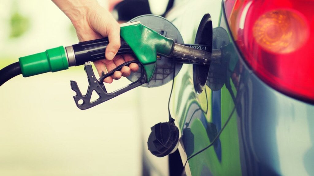 in Italia i prezzi alla pompa dei carburanti rimangono tra i più elevati in Europa: siamo al 6° posto nell’Ue a 27 sia per la benzina che per il gasolio.