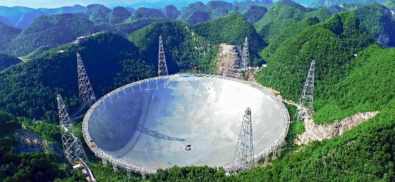 Il telescopio Five-hundred-meter Spherical Aperture Telescope che ha intercettato la potente onda radio