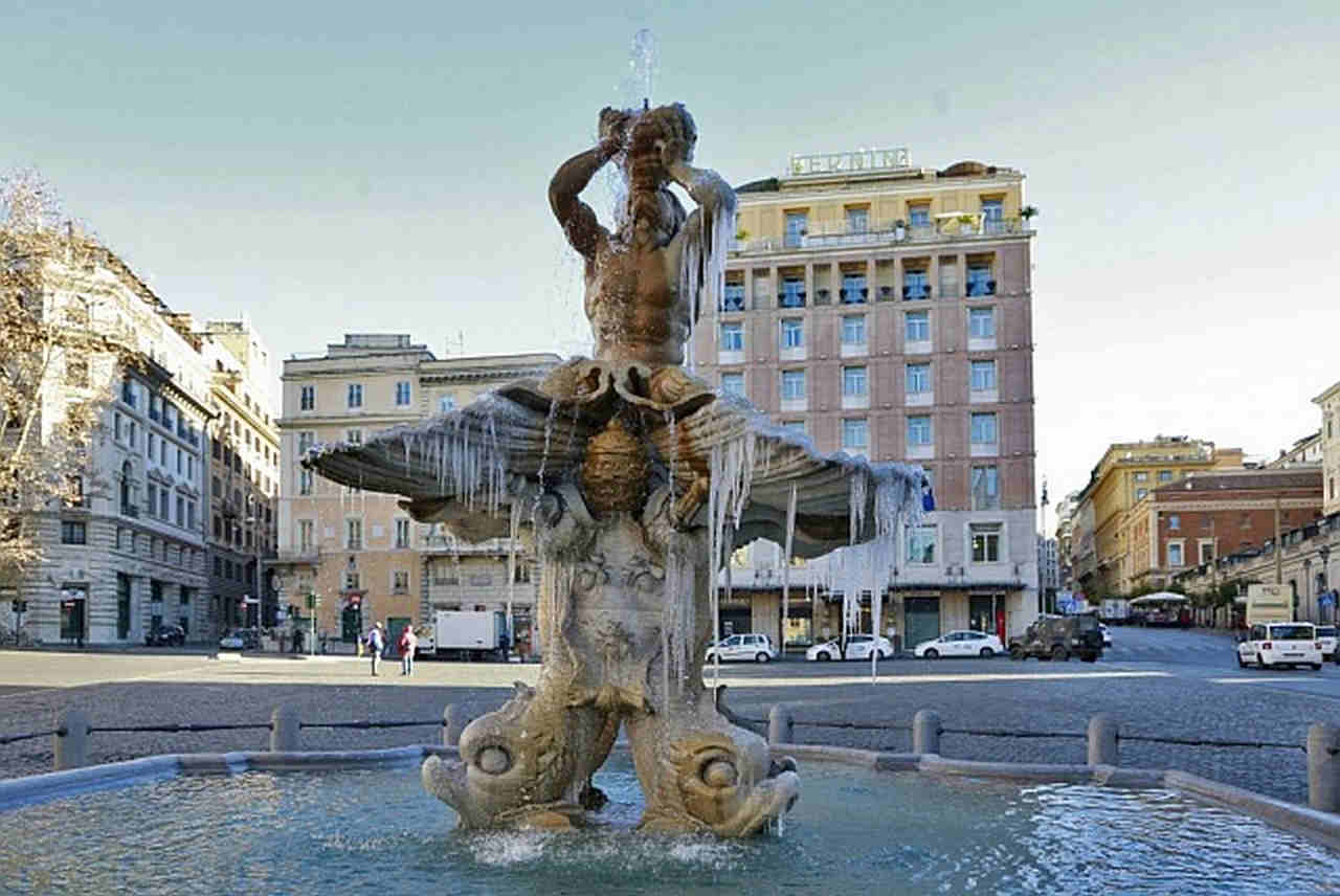 La fontana del Tritone di Roma ghiacciata.