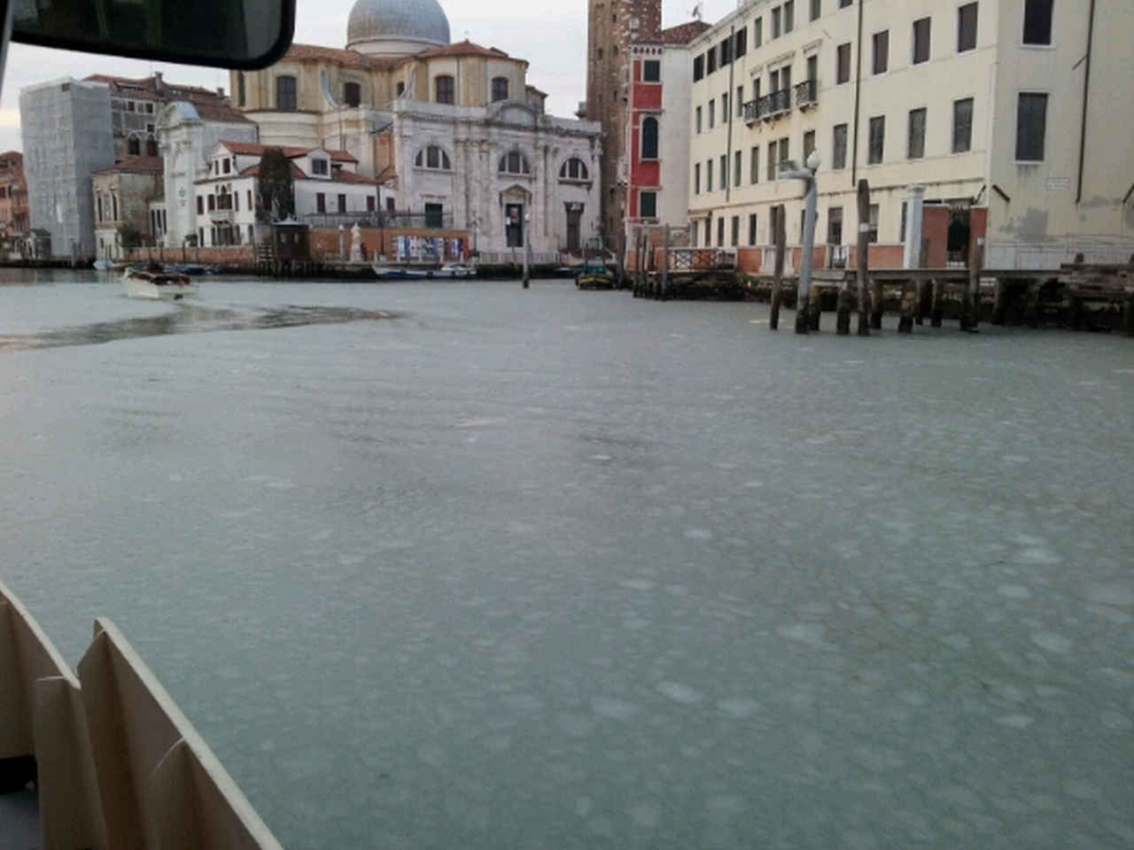 Il Canal Grande di Venezia ghiacciato.