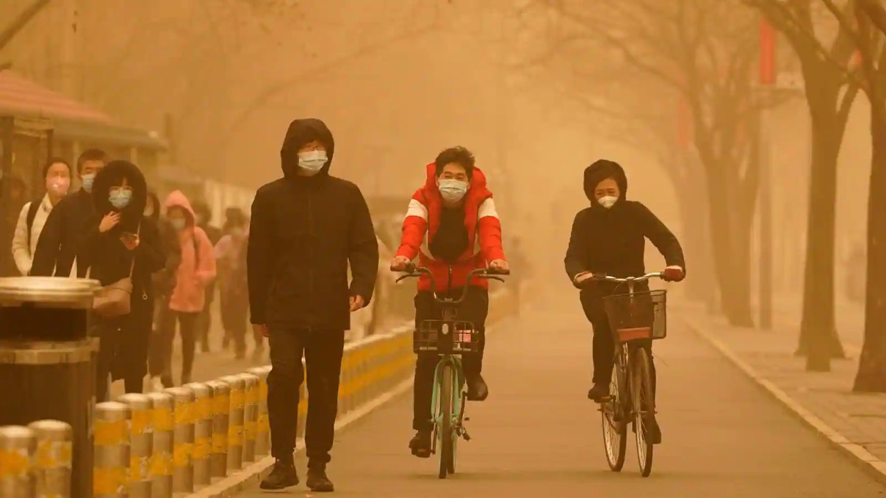 L'atmosfera nebbiosa del 15 marzo mattina a Pechino