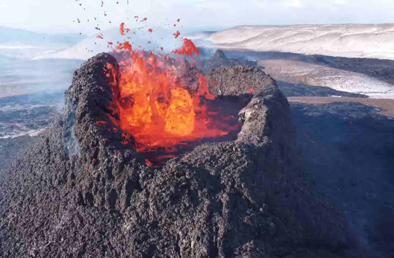 Un frame del video che mostra una parte dello spettacolo derivante dall'uscita di lava dal piccolo cratere. In zona sono in eruzione 3 crateri.