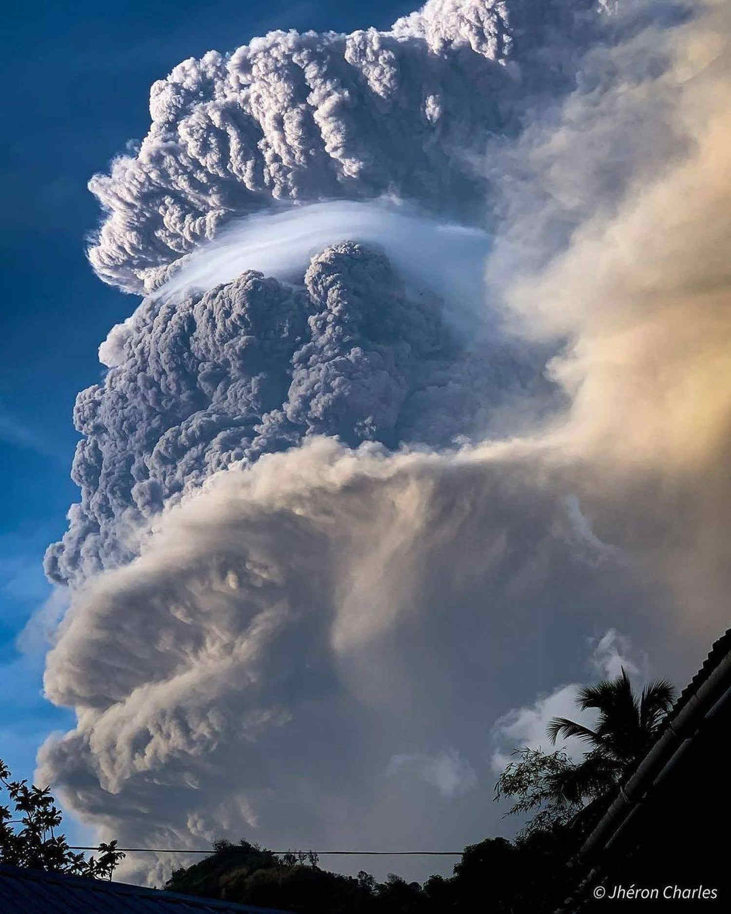 Incredibile innalzamento della nube vulcanica