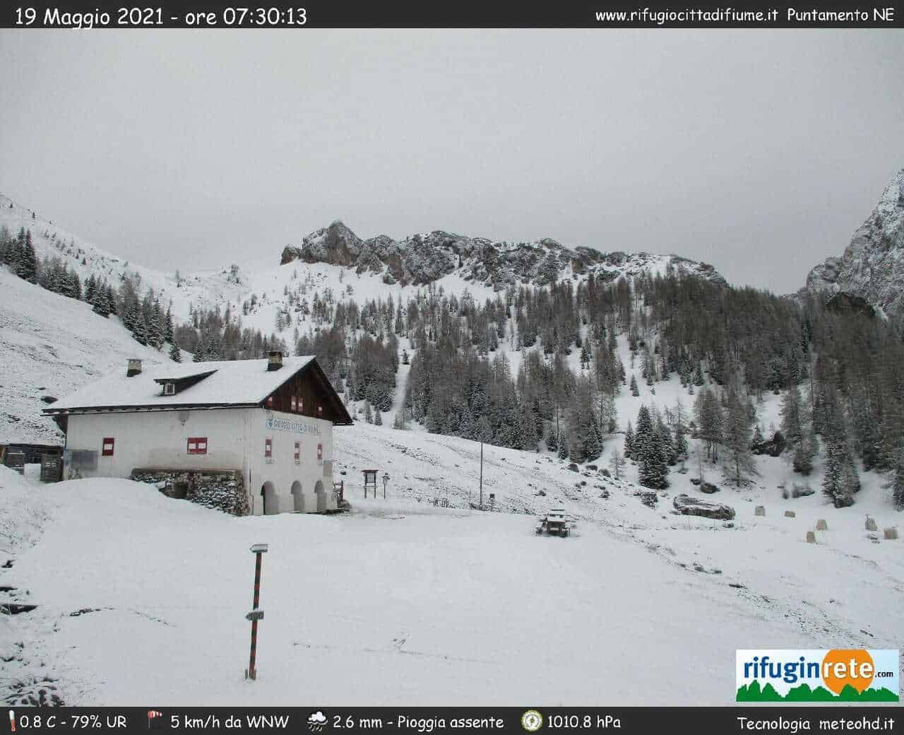 Panorama invernale a inizio mattinata del 19 maggio al Rifugio Città di Fiume nelle Dolomiti a quasi 2000 metri d'altezza