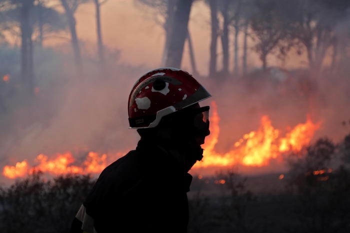 Occorre pertanto un intervento straordinario e più canadair per arginare l’emergenza.